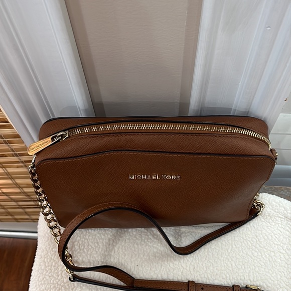Michael Kors Jet Set Crossbody - Picture 2 of 11